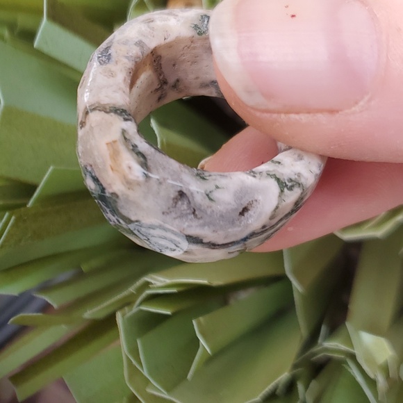 New Carved Faceted Natural Moss Agate Ring. - Picture 8 of 16